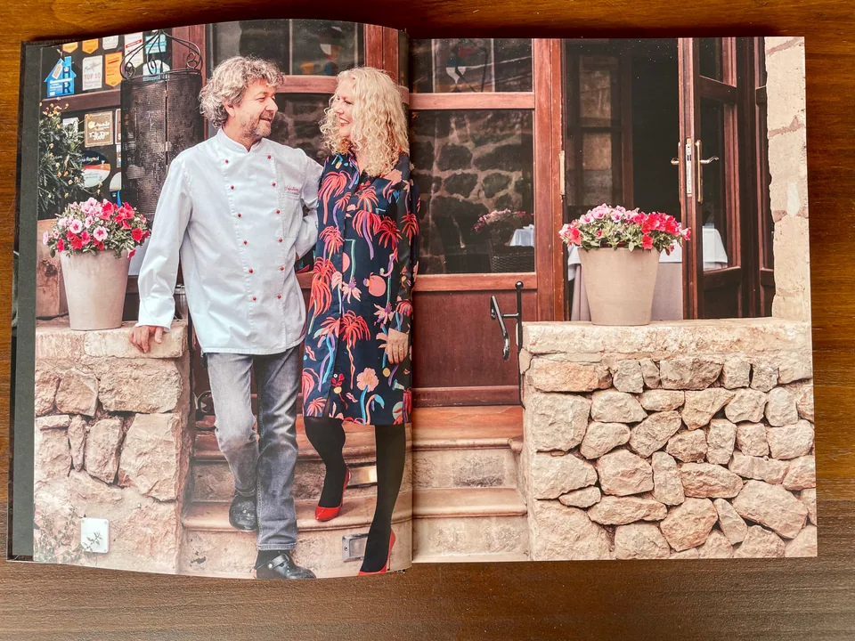 Restaurante Sebastian book table page