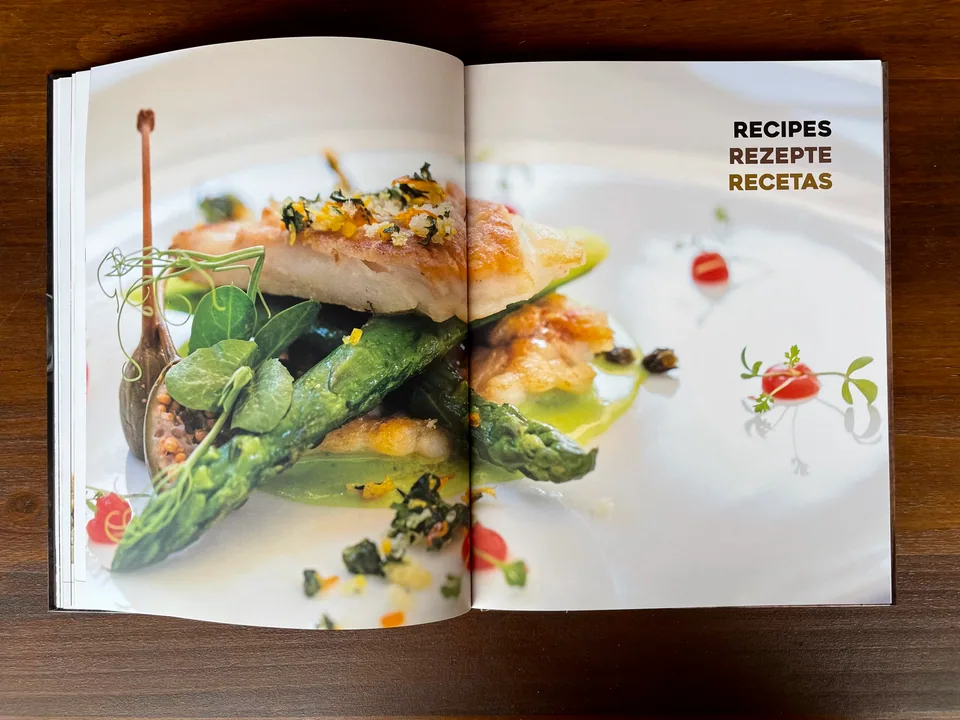 Restaurante Sebastian book food spread